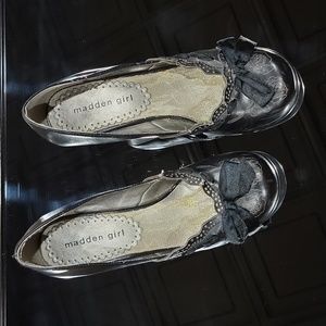 Black Madden Girl heels with scalloped lace accents and bow, size 6